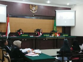 Suasana sidang kasus pembakaran anggota Polisi di ruang sidang Cakra, Pengadilan Negeri Mojokerto.(blok-a.com/Syahrul Wijaya)