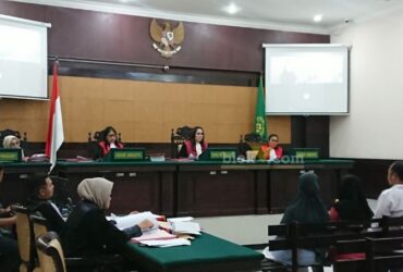 Suasana sidang kasus pembakaran anggota Polisi di ruang sidang Cakra, Pengadilan Negeri Mojokerto.(blok-a.com/Syahrul Wijaya)