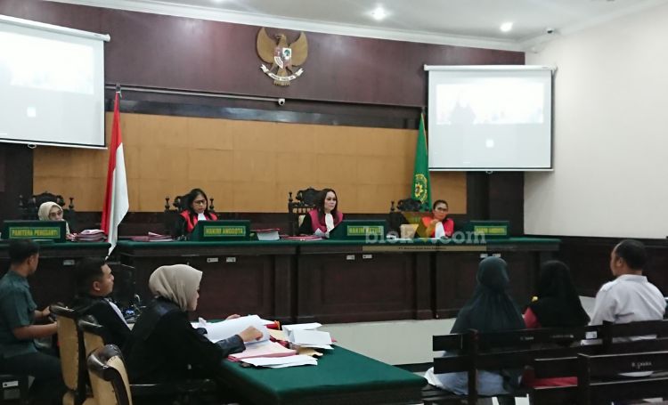 Suasana sidang kasus pembakaran anggota Polisi di ruang sidang Cakra, Pengadilan Negeri Mojokerto.(blok-a.com/Syahrul Wijaya)