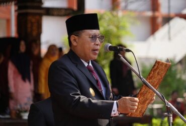 Pjs Bupati Mojokerto Akhmad Jazuli dalam upacara peringatan hari sumpah pemuda di Pendopo Kabupaten.(dokumen Kominfo)