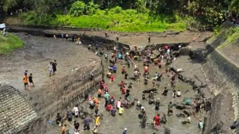 Proses pengurasan dan pengerukan sedimen di DAM yang dilakukan Dinas PU Pengairan Banyuwangi. (blok-a.com/Kuryanto)