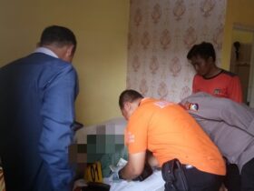 Evakuasi korban meninggal dunia di homestay Sion, Jabon, Mojokerto.(dokumen Polsek)