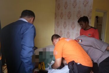 Evakuasi korban meninggal dunia di homestay Sion, Jabon, Mojokerto.(dokumen Polsek)
