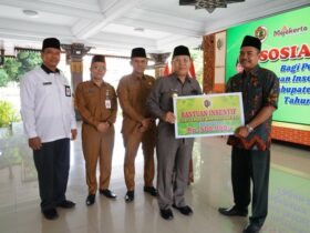 Pjs Bupati Mojokerto menyerahkan insentif kepada guru TPQ secara simbolis.(dokumen Kominfo)