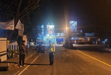 Anggota Unit Laka Satlantas Polres Gresik melakukan olah TKP di Jalan Raya Morowudi.
