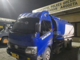 Barang bukti Truk tangki diduga memuat solar ilegal yang ditangkap Subdenpom V/4-2 Gresik terparkir di halaman belakang Mapolres Gresik hingga 12 Agustus 2024 lalu.(blok-a.com/Ivan)