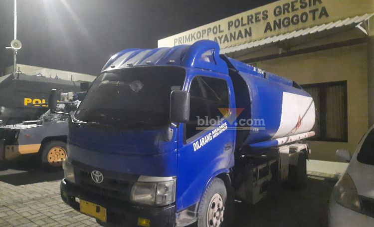 Barang bukti Truk tangki diduga memuat solar ilegal yang ditangkap Subdenpom V/4-2 Gresik terparkir di halaman belakang Mapolres Gresik hingga 12 Agustus 2024 lalu.(blok-a.com/Ivan)