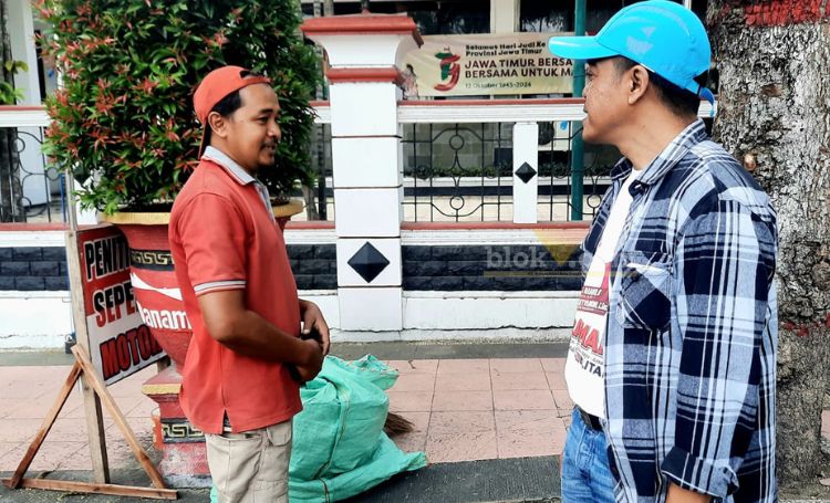 Cawawali Kota Blitar Bayu Setyo Kuncoro bercanda bersama tukang sapu jalan. (blok-a.com/Fajar)