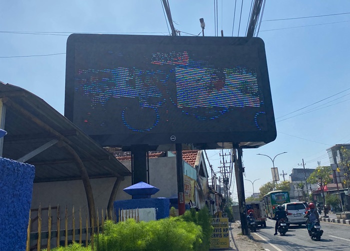 Pembangunan Videotron di depan kantor Diskominfo Gresik sebagai sarana publikasi, serta pengelolaan media digital untuk mendukung visi Gresik sebagai Smart City.