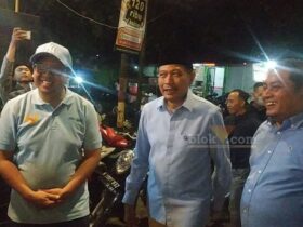 Wahyu Hidayat sapa warga Sawojajar, Kota Malang, di Warung Bakso Bakar SS, Jumat (18/10/2024) malam. (blok-a.com/Andik Agus)