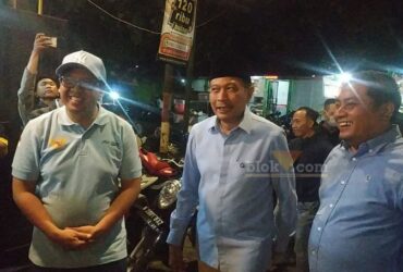 Wahyu Hidayat sapa warga Sawojajar, Kota Malang, di Warung Bakso Bakar SS, Jumat (18/10/2024) malam. (blok-a.com/Andik Agus)