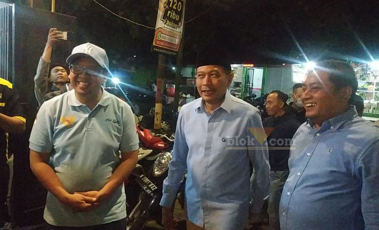 Wahyu Hidayat sapa warga Sawojajar, Kota Malang, di Warung Bakso Bakar SS, Jumat (18/10/2024) malam. (blok-a.com/Andik Agus)