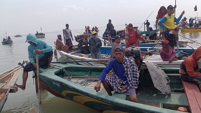 Warga Mengare Komplek saat menggelar demo di depan Smelter PT Freeport Indonesia, KEK-JIIPE, Manyar, Gresik.