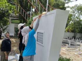 Teks foto : Anggota Komunitas Gresker melakukan pengecatan Taman Makam Pahlawan di Jalan Pahlawan Gresik, minggu (3/11/2024). (blok-a.com/ivan) L