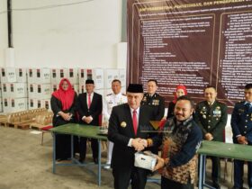 Penyerahan Simbolis 6000 Paket Vitamin oleh Pj Walikota Malang, Iwan Kurniawan kepada Ketua KPU Kota Malang, M Toyyib (blok-a.com / Yogga Ardiawan)