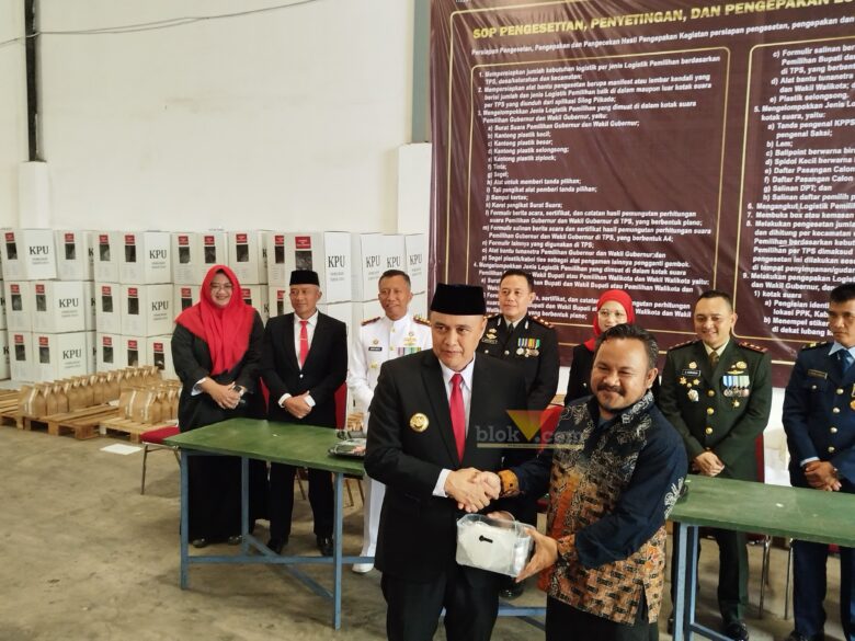 Penyerahan Simbolis 6000 Paket Vitamin oleh Pj Walikota Malang, Iwan Kurniawan kepada Ketua KPU Kota Malang, M Toyyib (blok-a.com / Yogga Ardiawan)