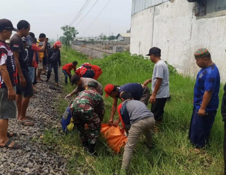 2 Orang Berboncengan Motor Tewas Setelah Tertabrak Kereta Api di Pakisaji Malang