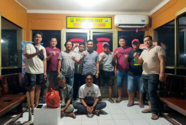 Caption : Unit Reskrim Polsek Muncar saat lakukan proses Ekshumasi atau bongkar kuburan bersama dr. Forensik dan tim Inafis untuk kepentingan otopsi. (Foto: dok dari Polsek Muncar untuk blok-a.com).