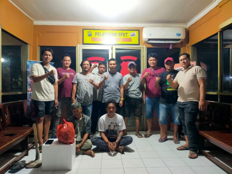 Caption : Unit Reskrim Polsek Muncar saat lakukan proses Ekshumasi atau bongkar kuburan bersama dr. Forensik dan tim Inafis untuk kepentingan otopsi. (Foto: dok dari Polsek Muncar untuk blok-a.com).