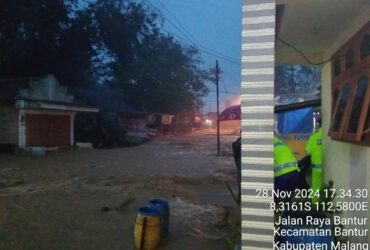 Kondisi Jalan Raya Bantur, Kecamatan Bantur, Kabupaten Malang terendam air banjir setinggi 50 sentimeter (dok. BPBD Kabupaten Malang)