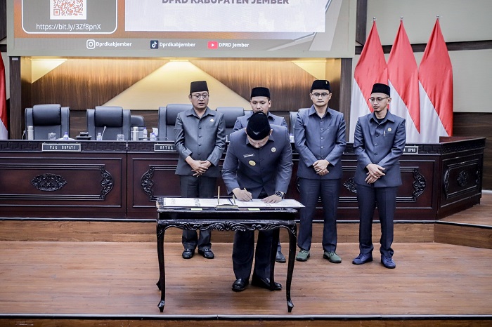 Pjs Bupati Jember menandatangani berita acara pengesahan APBD Jember, Kamis (21/11/2024). (Foto: Diskominfo Jember untuk blok-a.com)
