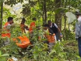Teks : Proses evakuasi mayat yang ditemukan di hutan sendi-cangar, Mojokerto.(blok-a.com/Syahrul Wijaya)