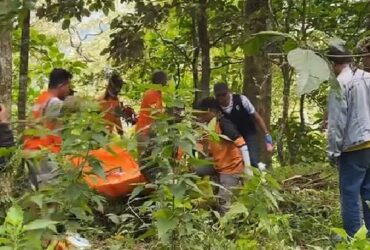 Teks : Proses evakuasi mayat yang ditemukan di hutan sendi-cangar, Mojokerto.(blok-a.com/Syahrul Wijaya)