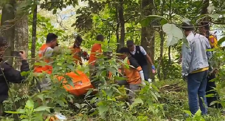 Teks : Proses evakuasi mayat yang ditemukan di hutan sendi-cangar, Mojokerto.(blok-a.com/Syahrul Wijaya)