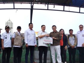 Pj Wali Kota Malang saat menerima dana CSR untuk pembangunan TPS Tombro (blok-a.com / Yogga Ardiawan)