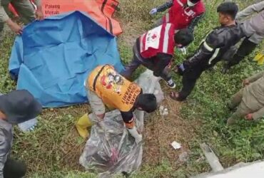 teks: Evakuasi mayat memakai helm yang ditemukan di kebun jeruk.(blok-a.com/Syahrul Wijaya)