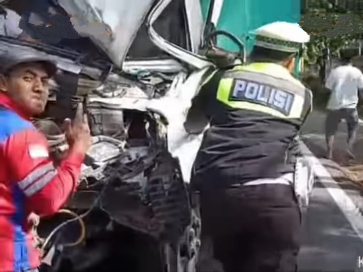 Caption : Piket lantas Satlantas Polresta Banyuwangi bersama warga saat lakukan evakuasi lakalantas antara dua truk yang terjadi di Kecamatan Ketapang, Banyuwangi, Sabtu (16/11/2024)(dok dari Satlantas Polresta Banyuwangi untuk blok-a.com)