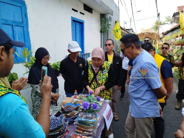 Wahyu Hidayat saat mengunjungi salah satu stand UMKM di Kota Malang (blok-a.com / Yogga Ardiawan)