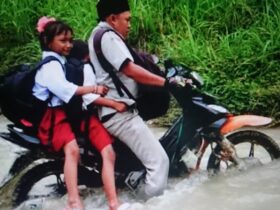teks: Sepeda motor guru Andik Santoso dan jalan yang dilalui saat mengajar.(dokumen Andik Santoso)