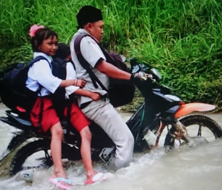 teks: Sepeda motor guru Andik Santoso dan jalan yang dilalui saat mengajar.(dokumen Andik Santoso)