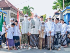 Teks foto : Para peserta Mlaku Bareng Sarungan Bersama dalam rangkaian peringatan Hari Santri Nasional pada Minggu (10/11/2024) pagi.(blok-a.com/ivan)