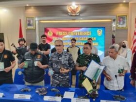 Caption : Tim gabungan Pangkalan TNI AL (Lanal) Banyuwangi, saat menggelar press conference penyelundupan 16 imigran gelap asal Pakistan, Sabtu (9/11/2024)(foto: dok dari Lanal Banyuwangi).