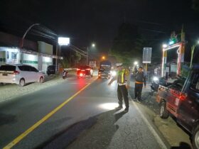 Caption : Piket lantas Polsek Kalibaru saat lakukan olah TKP lakalantas antara dua sepeda di Jalan Raya Jember - Banyuwangi, Sabtu (16/11/2024) malam (blok-a.com/Kuryanto)