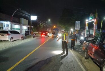 Caption : Piket lantas Polsek Kalibaru saat lakukan olah TKP lakalantas antara dua sepeda di Jalan Raya Jember - Banyuwangi, Sabtu (16/11/2024) malam (blok-a.com/Kuryanto)
