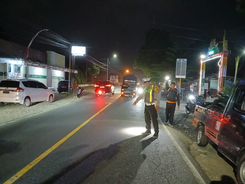 Caption : Piket lantas Polsek Kalibaru saat lakukan olah TKP lakalantas antara dua sepeda di Jalan Raya Jember - Banyuwangi, Sabtu (16/11/2024) malam (blok-a.com/Kuryanto)