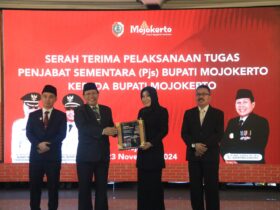 Teks: Bupati Ikfina dan wakil bupati Mojokerto Gus Barra serah terima pelaksanaan tugas dari Pjs bupati Akhmad Jazuli.(Blok-a.com/Syahrul Wijaya)