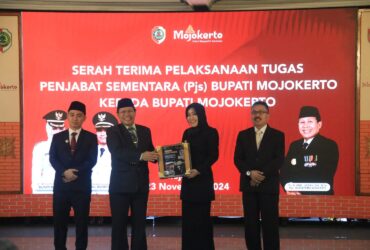 Teks: Bupati Ikfina dan wakil bupati Mojokerto Gus Barra serah terima pelaksanaan tugas dari Pjs bupati Akhmad Jazuli.(Blok-a.com/Syahrul Wijaya)