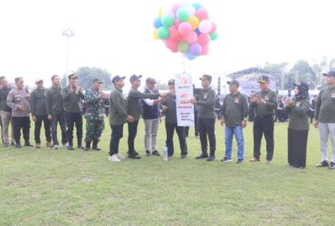 Teks: Pelepasan balon saat apel siaga pengawasan Bawaslu.(blok-a.com/Syahrul Wijaya)