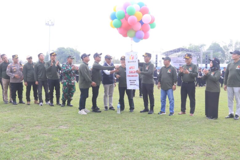 Teks: Pelepasan balon saat apel siaga pengawasan Bawaslu.(blok-a.com/Syahrul Wijaya)