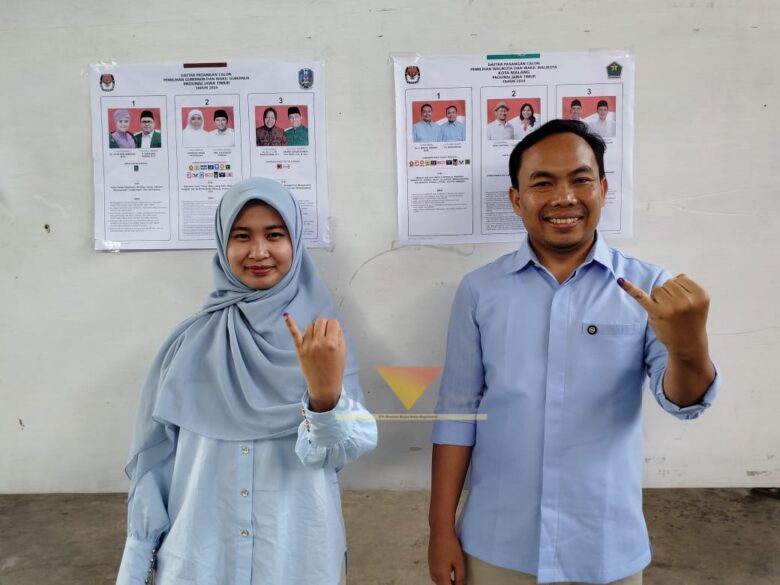 Ali Muthohirin bersama Sang Istri, Saila El Azkiya saat menunjukkan bukti tinta di jarinya usai menyalurkan hak pilih dalam Pilkada Kota Malang (blok-a.com / Yogga Ardiawan)