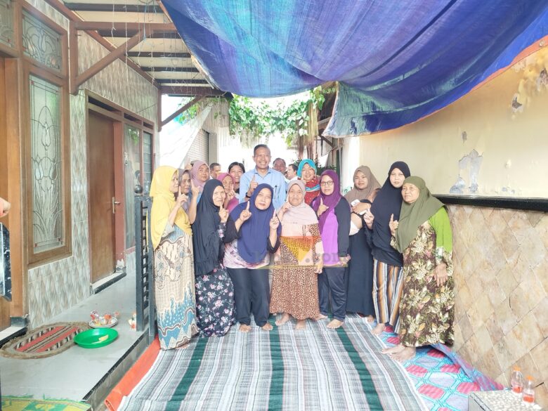 Wahyu Hidayat saat berfoto bersama masyarakat Ciptomulyo RW 02 (blok-a.com / Yogga Ardiawan)