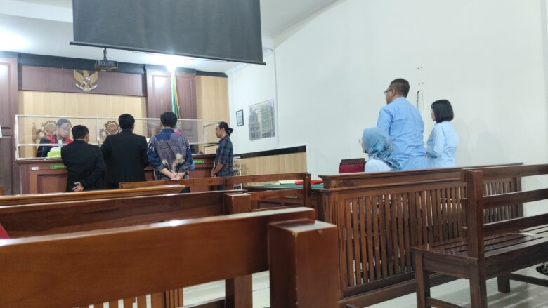Sidang gugatan perdata antara H. Zainal Abidin melawan Pertamina Patra Niaga atas pemblokiran Suplai BBM di SPBU Golokan, Sidayu, Gresik, Kamis (31/10/2024).(blok-a.com/ivan)