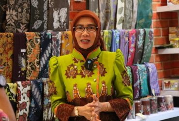 Ketua Dekranasda Kabupaten Bojonegoro, Dian Adiyanti Adriyanto dalam Batik Fashion Fair (BFF) 2024.