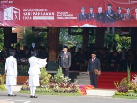 Pjs Bupati Mojokerto dalam upacara peringatan hari pahlawan di halaman pendopo kabupaten.(blok-a.com/Syahrul Wijaya)