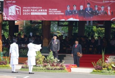 Pjs Bupati Mojokerto dalam upacara peringatan hari pahlawan di halaman pendopo kabupaten.(blok-a.com/Syahrul Wijaya)