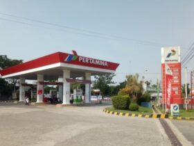 Teks foto : SPBU 54 611 02 yang terletak di Jalan Raya Deandles Nomor 99 Desa Golokan, Sidayu, Gresik tutup usai supply BBMnya di Blokir sepihak oleh Pertamina Patra Niaga. (blok-a.com/ivan) Pewarta : Ivan